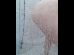 hottie likes to play in the bath and shows off her sexy ass