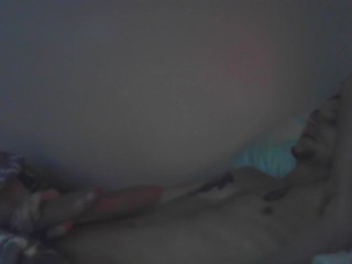 Симпатичный парень с огромным сексуальным членом дразнит себя