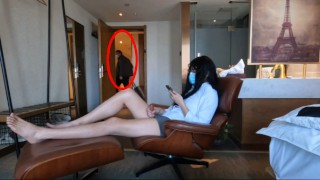 Ladyboy chino abre la puerta de la habitación del hotel y se masturba salvajemente y eyacula