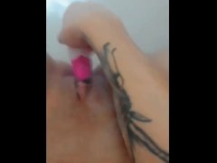 Amo jugar con mí vibrador en la bañera