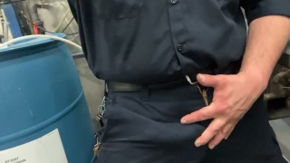 Homem de colarinho azul brinca com encontro snap chat com sobre a ereção das calças