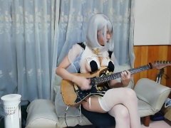 cosplay girl playing F-ZERO Bigblue on guitar