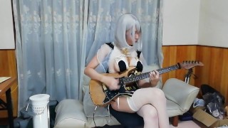 garota cosplay tocando F-ZERO Bigblue na guitarra