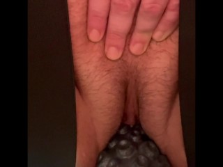 Closeup Buceta Na Cadeira De Sexo Tocando e Grande Vibrador