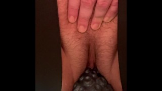 Close-up poesje op seksstoel aanraken en grote dildo
