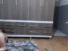 tromper ma femme aux yeux bandés avec mon ami dans la garde-robe