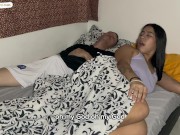 Dormindo na mesma cama com o cunhado ela manjou a barraca armada e quis sentar