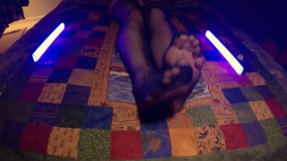 Sensuele zolen: perfecte voeten gluren door visnetpanty's