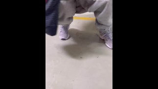 她受不了了，辣妻在停车场撒尿