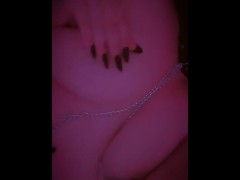 Je m'excite en tripotant mes gros seins