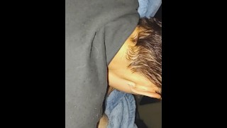 Vrouw heeft schuddend orgasme tijdens het zuigen van echtgenoot's lul deel 1