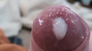Close Up Prepúcio masturbando e gozando