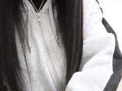 家族にバレずにトイレでオナニーする女。