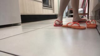 tici_feet pés tici @tici_feet andando na minha cozinha usando chinelos laranja (visualização)