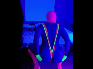 Neon Rave Feestje Door Mezelf. Blacklight Anaal Plezier Met Speeltjes Tijdens Het Rollen Op Molly