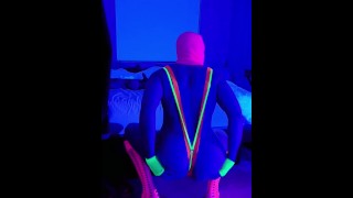 Fiesta rave de neón por mí mismo. Blacklight anal divertido con juguetes mientras rueda en molly