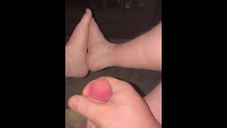 小鸡巴爸爸在他的脚上射出巨大的负荷