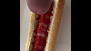 Ik eet een hotdog met sperma