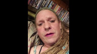Sissy crossdresser faggot utilise une machine à baiser