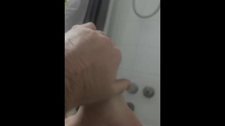 Massagem nos pés na banheira depois de um longo dia