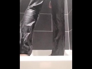 Ftm 家伙弄湿了他的黑色牛仔裤