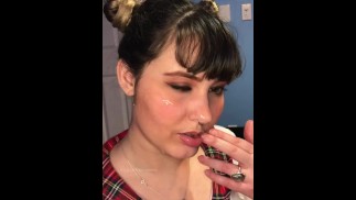 Делаю селфи со своим лицом и втираю его в лицо ♡