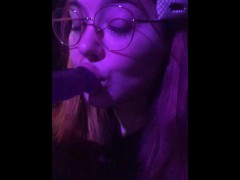 Лёгкий отсос большого члена от милашки