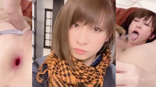 Japanse T-girl masturbeert met grote dildo in haar gapende kontgat.