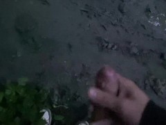Когда внезапно захотелось подрочить, а дома мама - Screenshot 11 of 16 - On The Street