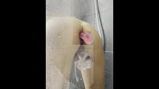 трахаю себя в ванной, пока мой сосед подслушивает за дверью