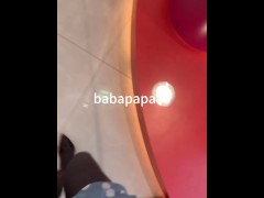 穿着薄薄的连衣裙，黑丝红底细高跟伪娘在天桥上露出 - Screenshot 1 of 16 - High Heels Stockings