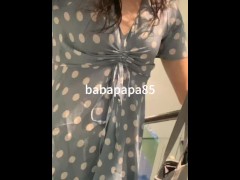 穿着薄薄的连衣裙，黑丝红底细高跟伪娘在天桥上露出 - Screenshot 11 of 16 - Outdoor