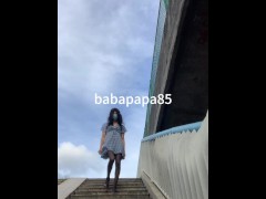 穿着薄薄的连衣裙，黑丝红底细高跟伪娘在天桥上露出 - Screenshot 5 of 16 - Outdoor