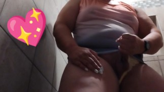 Mollige Sissy Femboy macht Kümmel mit Höschen nach dem Duschen und räumt schön auf *süßer Alarm*