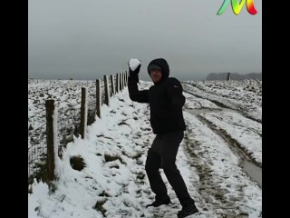 Stel Je Een Mooi Winters Tafereel Voor... Sneeuwbalgevecht Verandert in Ijzige Pijpbeurt!