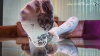 Lily japonesas usando vibrador em meia-calça Gothic