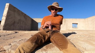 Fontaines de pisse tout en travaillant dans le Arizona désert
