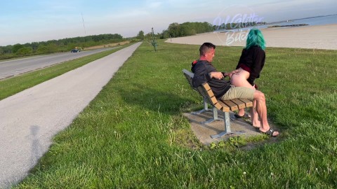 Pris en train de baiser sur le banc du parc a dû courir !