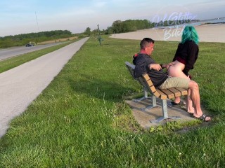 Pris En Train De Baiser Sur Le Banc Du Parc a Dû Courir !