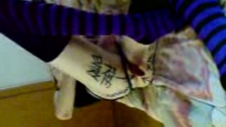 Вставляю вибратор в и мастурбирую (очень низкое разрешение)