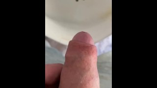 Dick close-up, pissend in een urinoir 4K POV