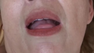 Elle ne m’a pas laissé la baiser et je suis venu sur les seins de sa belle-mère, masturbation mutuelle complète