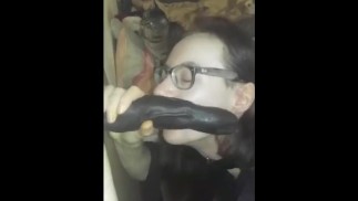Femboy spielt mit großem Dildo und kommt auf seine Oberschenkelstrümpfe