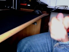 Une petite branlette solo devant l'ordinateur. Grosse giclée !