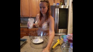 Fazendo biscoitos de limão quadrado - topless
