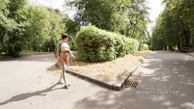 Exhibionistka Lada se ráda ukazuje nahatá na veřejnosti - Jenporno.cz