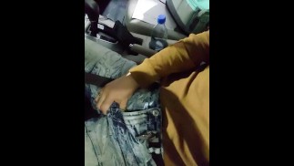 Одинокий и возбужденный в машине