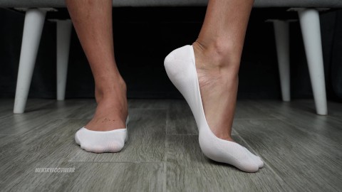 ¡Pies grandes de hombre en pequeños calcetines blancos de mujer! ¡Fetichismo de pies!