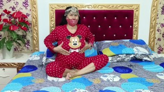 Hot Indische betrapt op masturberen van haar stiefneef