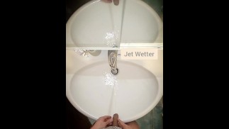 Отчаянно замедленная съемка взрывного мочеиспускания в раковину